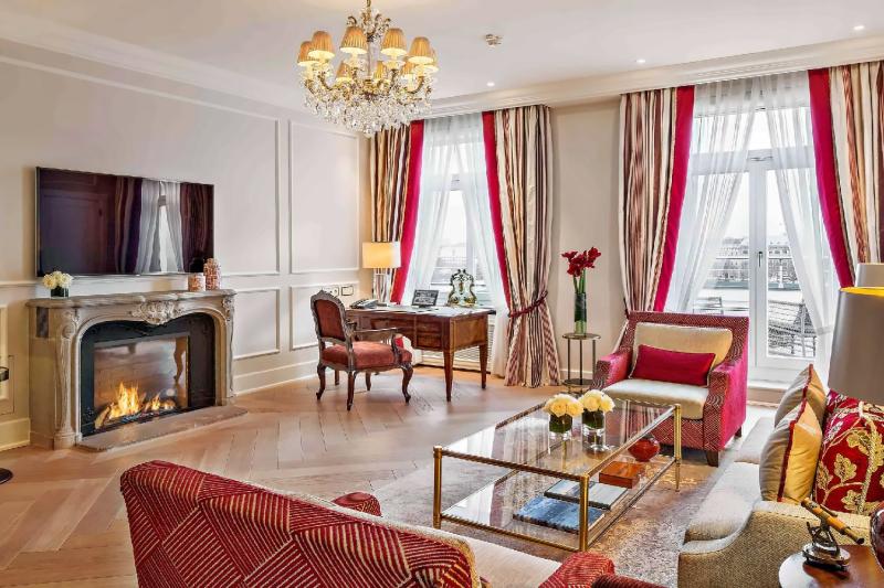 Admiral Lake View Suite