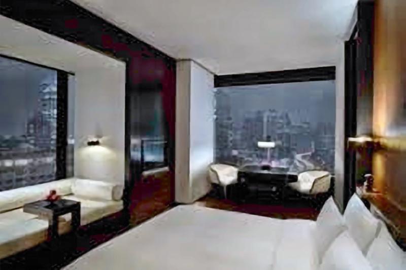 Club Deluxe Corner Park View Suite 