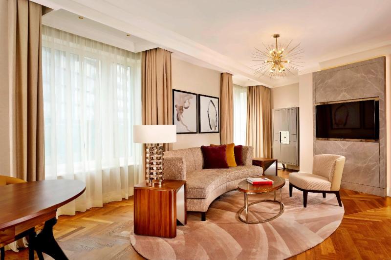 Deluxe Junior Corner Suite