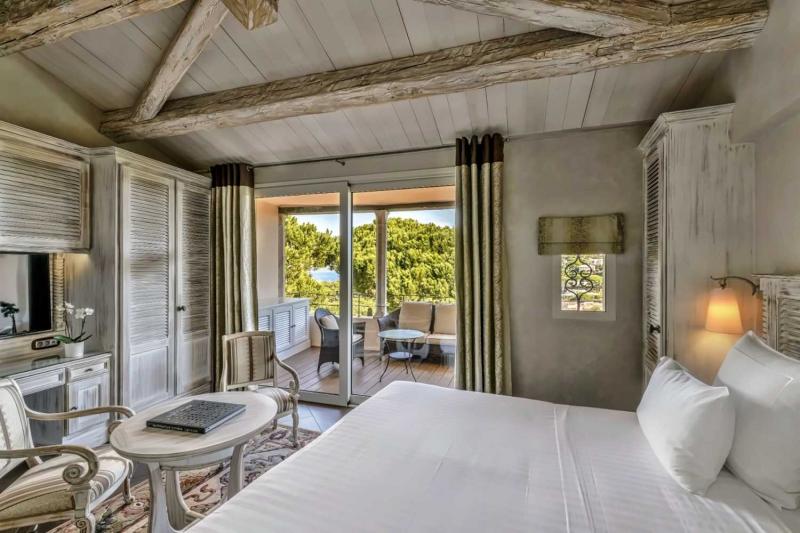 Deluxe Poolside Room