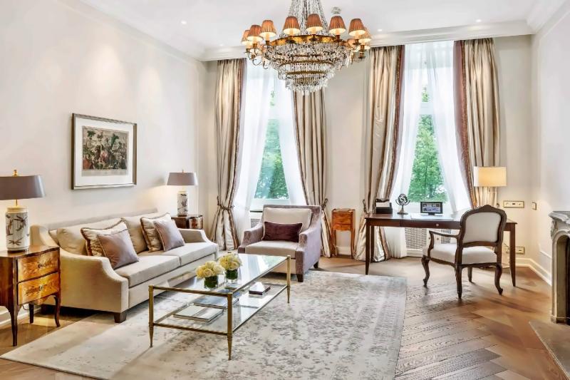 Junior Lake View Suite