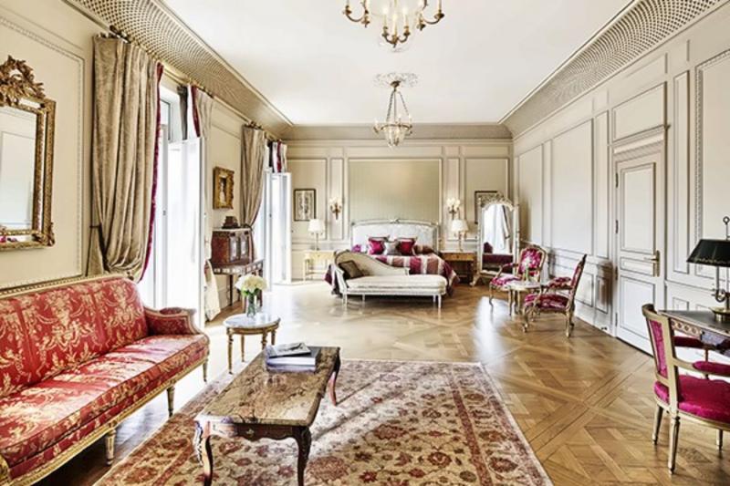 Versailles Park View Suite